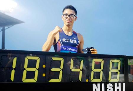　男子５０００メートル競歩で１８分３４秒８８の日本新記録をマークして優勝し、ポーズをとる山西利和