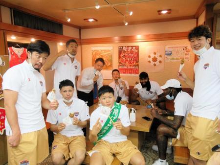 「紅葉堂」で揚げもみじに舌鼓を打つＢ１広島の選手ら