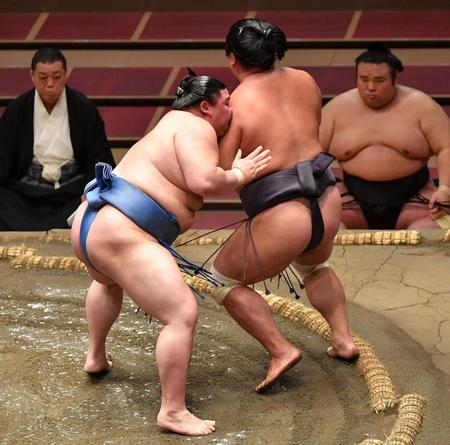 妙義龍を送り出しで破った正代（左）＝両国国技館（撮影・出月俊成）