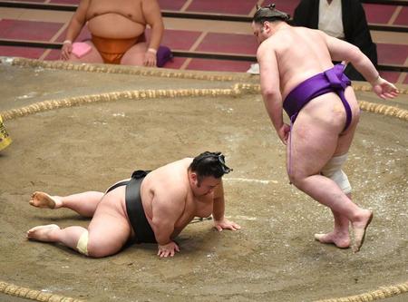 栃ノ心にはたき込みで敗れた貴景勝（左）＝両国国技館（撮影・出月俊成）