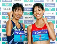女子５０００メートルで好記録をマークしポーズをとる２位の新谷仁美（左）と３位の広中璃梨佳＝熊谷スポーツ文化公園陸上競技場