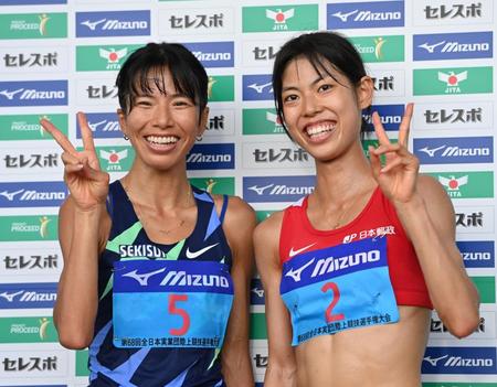 　女子５０００メートル（タイムレース）、レース後、笑顔で写真撮影に応じる新谷仁美（左）と広中璃梨佳