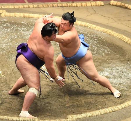 明生（左）を攻める翔猿＝両国国技館（撮影・中田匡峻）
