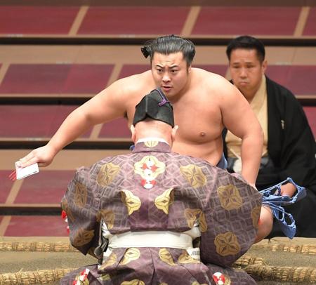 押し出しで明生を破り二敗を守った翔猿＝両国国技館（撮影・高石航平）