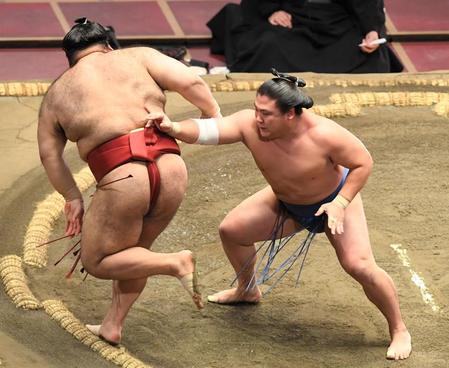 高安（左）を送り出しで破る若隆景＝両国国技館（撮影・中田匡峻）