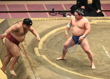 高安（左）を送り出しで破る若隆景＝両国国技館（撮影・中田匡峻）