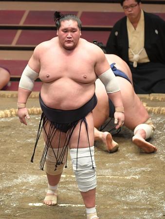 北勝富士を突き落としで破り二敗を守った照ノ富士（左）＝両国国技館（撮影・高石航平）