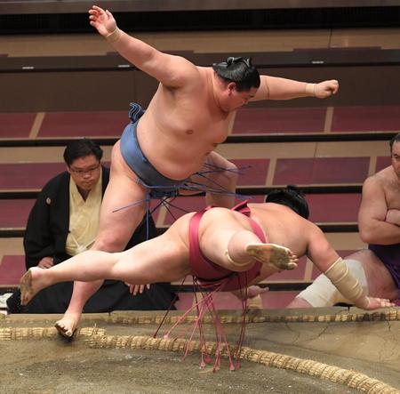 正代と大栄翔の取り組みは、物言いの末取り直しとなった＝両国国技館（撮影・高石航平）