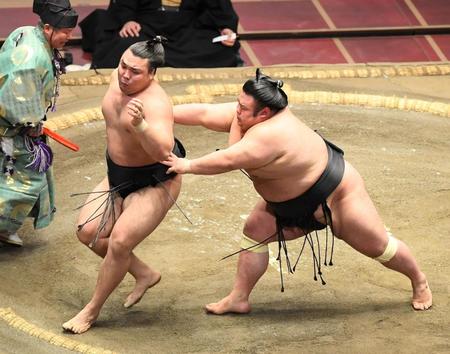 霧馬山を押し出しで下す貴景勝（右）＝両国国技館（撮影・中田匡峻）