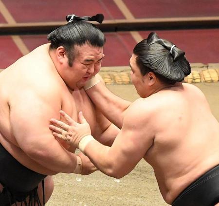 霧馬山（右）の攻めにひるまず前に出る貴景勝＝両国国技館（撮影・中田匡峻）