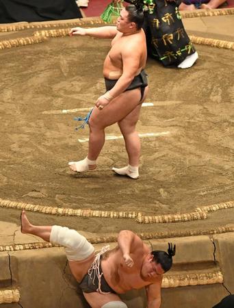 栃清龍にすくい投げで敗れた宇良（下）＝撮影・三好信也