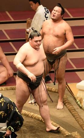 朝弁慶を押し出しで下した納谷（下）＝撮影・三好信也