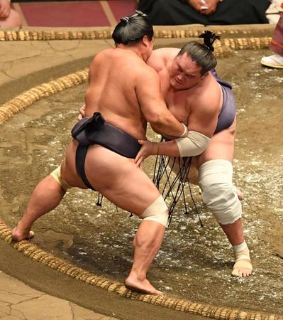 妙義龍を寄り切りで下した照ノ富士（右）＝両国国技館（撮影・三好信也）