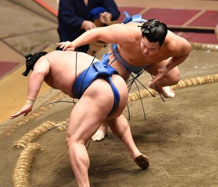 若隆景（左）をはたき込みで破る翔猿＝両国国技館（撮影・西岡正）