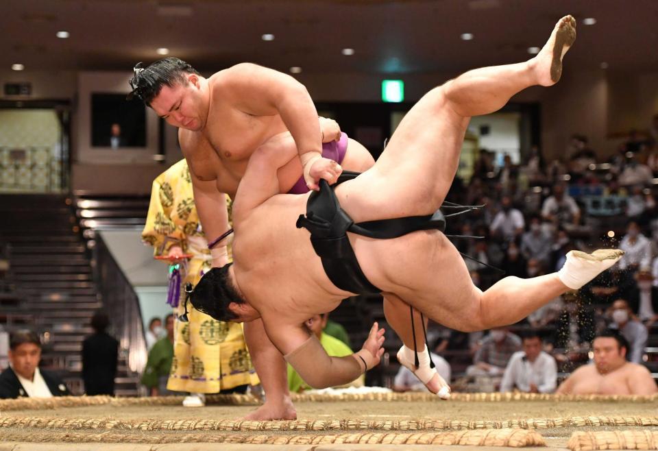 　隠岐の海（下）を上手投げで下す朝乃山（撮影・西岡正）