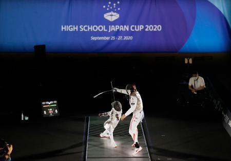 　中止となったインターハイに代わる大会をと、歴代五輪代表ら有志の呼びかけで開催された高校生のフェンシング大会。準決勝まで勝ち残った選手たちは照明を落とした本格的な演出の下、ピストの上で躍動した＝２５日、神奈川県箱根町