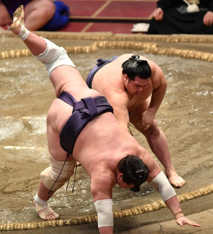 照ノ富士（左）を寄り倒しで破る阿武咲＝両国国技館（撮影・西岡正）