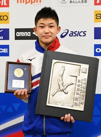 男子板飛び込みで優勝した玉井陸斗。男女を通じてこの種目の最年少優勝を果たした＝ダイエープロビスフェニックスプール（代表撮影）