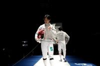 同種目で史上最年少優勝を決めガッツポーズをする小久保（Ｃ）日本フェンシング協会提供