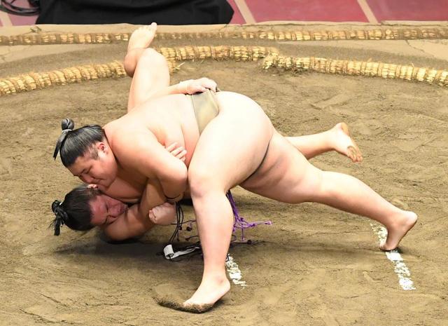 【写真】豪快！かいなひねりを決める吉井