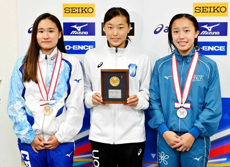 　女子板飛び込みで（左から）３位の金戸凜、優勝した三上紗也可、２位の宮本葉月（代表撮影）