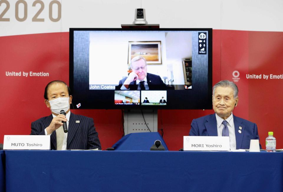 　記者会見する東京五輪・パラリンピック組織委員会の森喜朗会長（右）と武藤敏郎事務総長。奥はＩＯＣのコーツ調整委員長（代表撮影）
