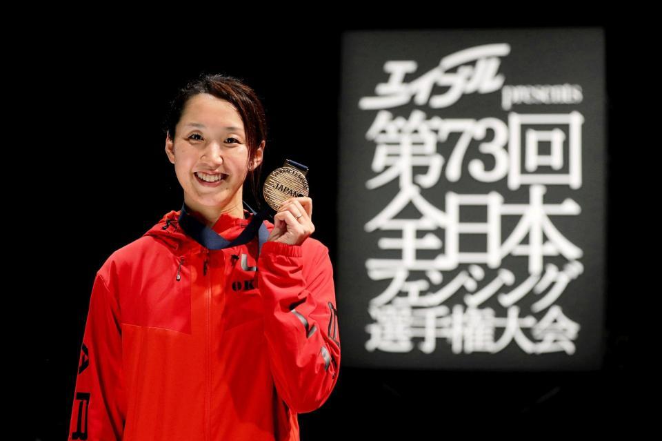 女子エペで優勝し、金メダルを手に笑顔を見せる佐藤（Ｃ）日本フェンシング協会提供