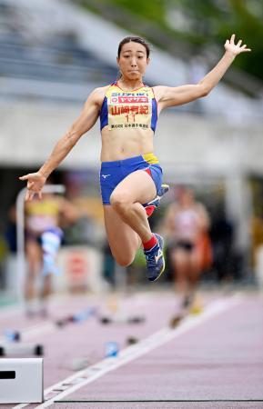 　女子七種競技　優勝した山崎有紀の走り幅跳び＝長野市営陸上競技場