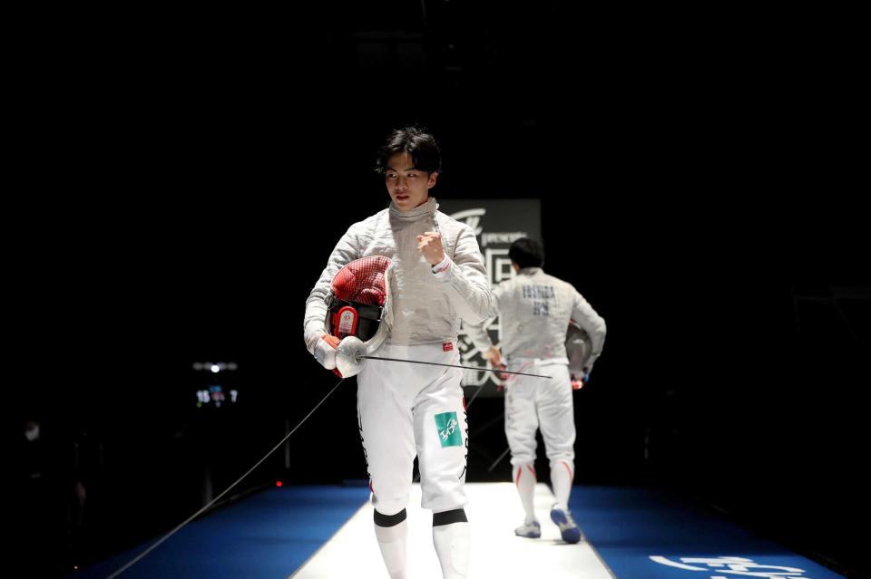 　同種目で史上最年少優勝を決めガッツポーズをする小久保＝日本フェンシング協会提供