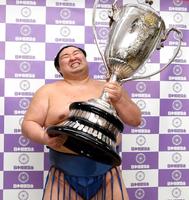 　初優勝を決め、賜杯を手に笑顔を見せる正代（代表撮影）