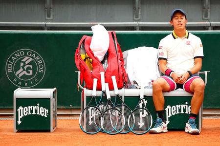 　エバンズに勝利後、ベンチに座る錦織圭（ゲッティ＝共同）