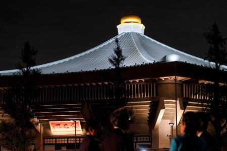 日本武道館をライトアップ秋の夜空、大屋根照らされ