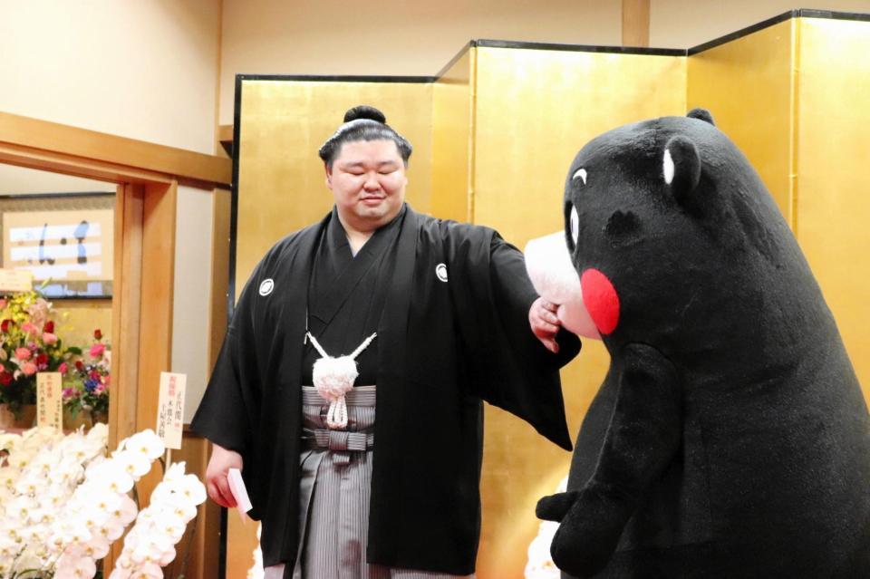 正代（左）の祝福に駆け付けた地元熊本の人気キャラくまモン