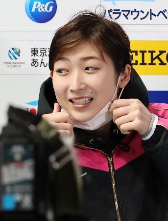 　２５秒６２で４位となった日本学生選手権の女子５０メートル自由形を終え、報道陣の取材に臨む池江璃花子＝１日、東京辰巳国際水泳場（代表撮影）