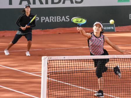 テニス、青山・柴原組が２回戦へ全仏オープン第５日