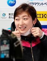 女子50メートル自由形を終え、報道陣の取材に臨む池江璃花子（代表撮影）