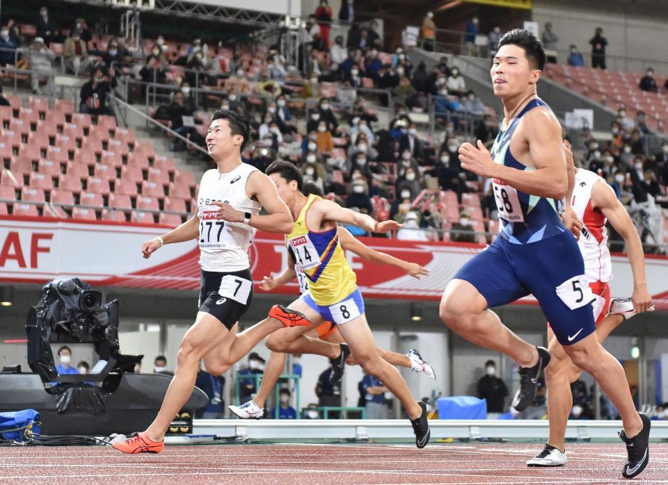 余裕の表情でゴールする桐生祥秀。右は小池祐貴（撮影・堀内翔）