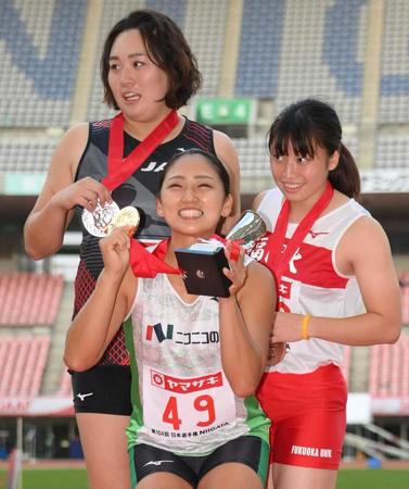 　優勝した佐藤友佳。（後列左から）２位の北口榛花、３位の上田百寧