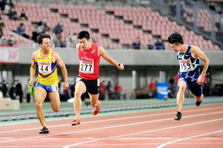 　男子１００メートル決勝　１０秒２７で優勝した桐生祥秀（中央）。右は５位の多田修平＝デンカビッグスワンスタジアム