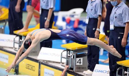 競泳女子４００メートルリレー予選　日大の第３泳者で飛び込む池江璃花子（代表撮影）