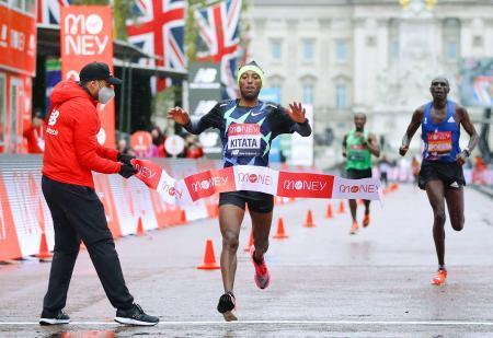 　ロンドン・マラソンの男子で優勝したシュラ・キタタ（中央）＝ロンドン（ロイター＝共同）