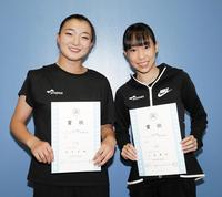 〈フィギュアスケート近畿選手権　シニア女子フリープログラム〉表彰式を終えた坂本花織（左）と三原舞依（代表撮影）