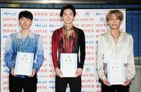 表彰式に登場した（左から）２位の須本光希、優勝の友野一希、３位の櫛田一樹（代表撮影）