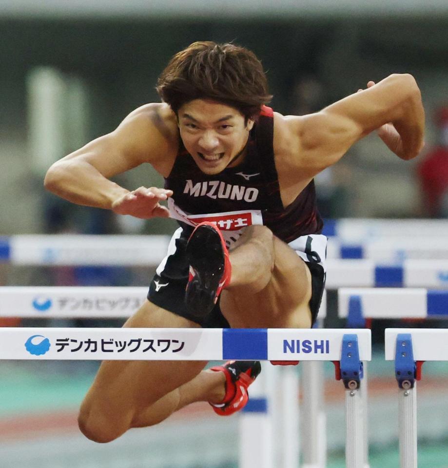 　男子１１０メートル障害で優勝した金井大旺