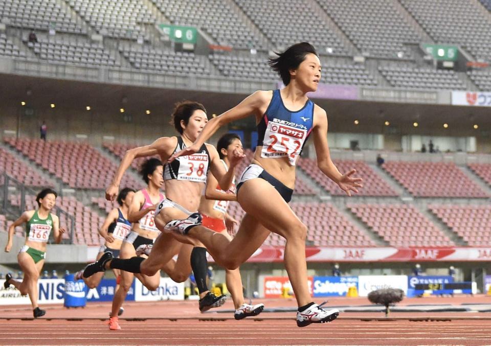 　女子２００メートルで優勝した鶴田玲美（手前）＝撮影・堀内翔