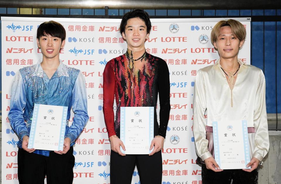 表彰式に登場した（左から）２位の須本光希、優勝の友野一希、３位の櫛田一樹（代表撮影）