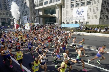 　２０２０年３月１日の東京マラソンで、都庁前を一斉にスタートするランナー＝東京都新宿区
