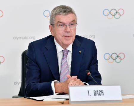 　ＩＯＣの理事会後、記者会見するバッハ会長＝７日、ローザンヌ（ＩＯＣ提供・共同）