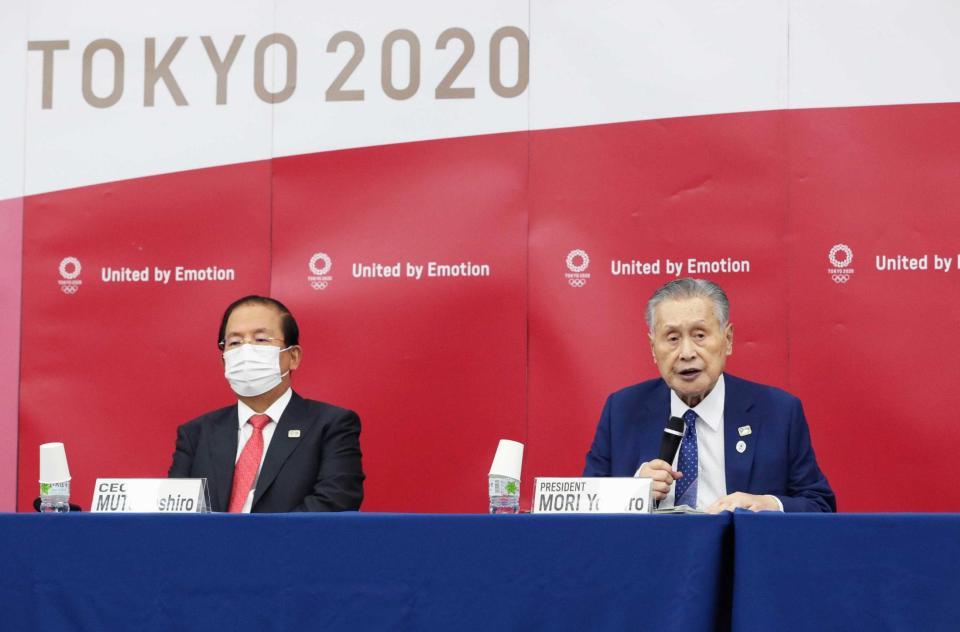 　ＩＯＣ理事会後、記者会見する東京五輪・パラリンピック組織委の森喜朗会長。左は武藤敏郎事務総長（代表撮影）