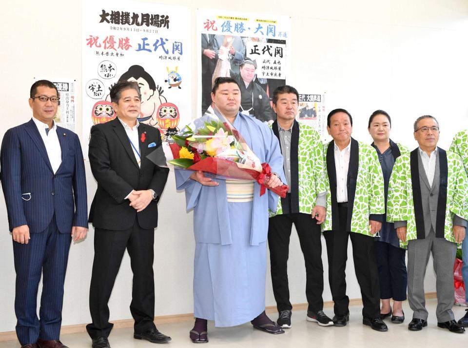 　元松茂樹宇土市長（左から２人目）らと記念写真に納まる大関正代（同３人目）